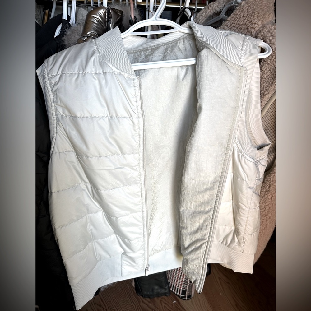 NWOT Réversible Lululemon size 14 fits more like a 10-12. Brand new never worn.